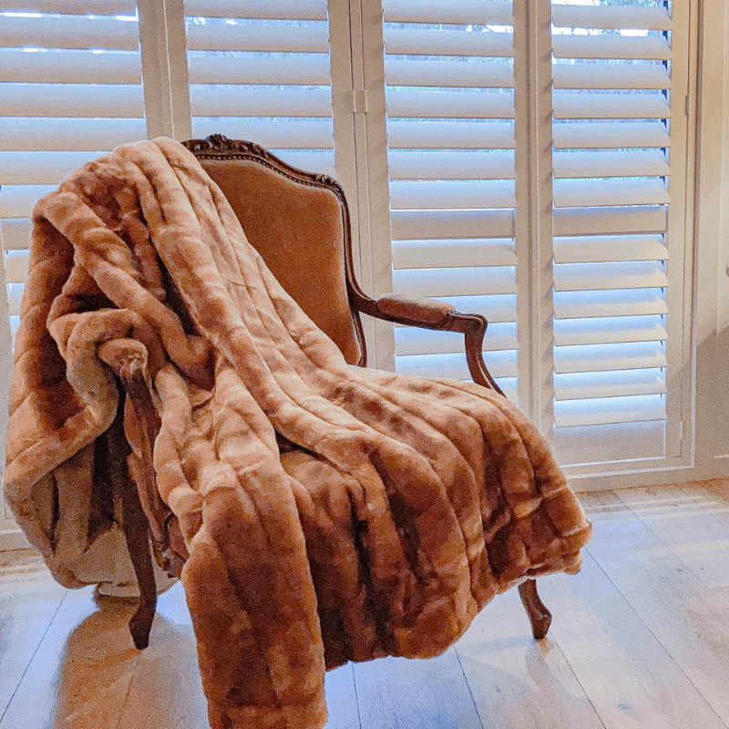 Luxury Faux Fur Blankets and Throw Rugs | Minimink